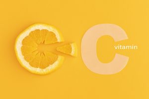 La vitamina C actúa en nuestro cuerpo como antioxidante, el cual ayuda y protege a las células contra los daños que causan los radicales libres.